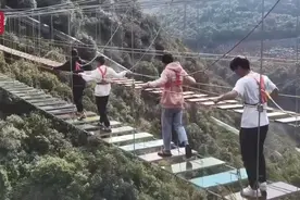 3·15晚会丨景区高空项目，安全带“不安全”？！“三点式安全带”或有脱落风险图片