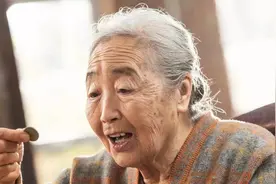 65岁大妈在女儿家养老，5000退休金每月不剩，女婿说我受不了了图片