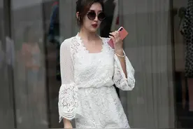 穿搭美图｜街拍白色镂空连衣裤穿搭的高挑气质御姐图片
