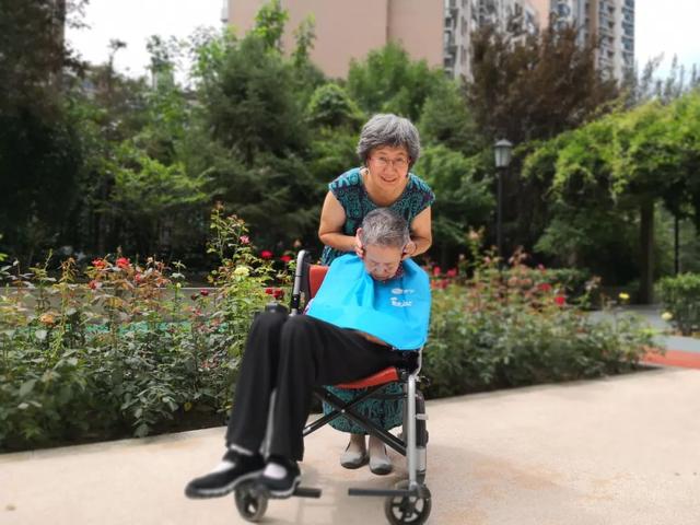 白发人赡养白发人，中国家庭的养老困境