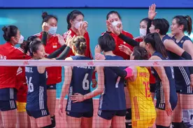 中国女排决战巴西队，新领队丁涛现身，蔡斌携李盈莹争8强门票图片