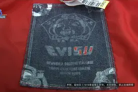 两千多的“福神” ，和记者几十块的短袖比一比图片