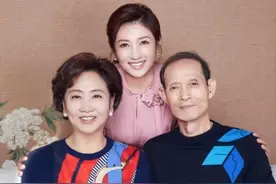 “北卫一姐”春妮罕见晒爸妈，母亲撞脸月亮姐姐，一家五口高颜值图片