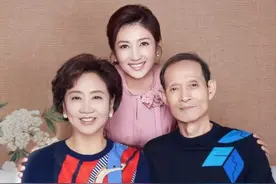 “北卫一姐”春妮罕见晒爸妈，母亲撞脸月亮姐姐，一家五口高颜值图片