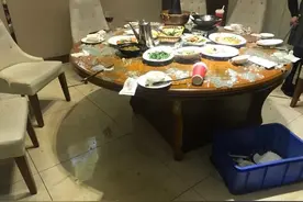 女子远嫁山东，过年来客不能上桌吃饭，当场掀翻饭桌：都别吃了图片