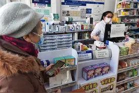 买了一大堆药，该怎么服用，听医生怎么说。图片