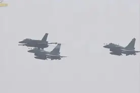 刚刚！歼-10CE亮相“巴铁”阅兵，怎么成了F-16的“护卫”？图片