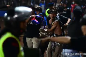 印尼球迷骚乱致153人死，现场画面曝光，许多人活活窒息而死图片