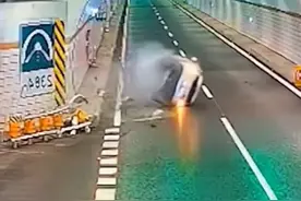 隧道内发生车祸，货车司机临危不乱，一步一步救援。# 见义勇为 # 生活不易爱心传递 # 感动瞬间图片