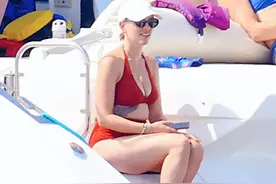 37岁“寡姐”斯嘉丽久违现身！秀肉乎乎的后背，看丈夫冲浪笑得甜图片