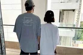 魏大勋秦岚甜蜜牵手被偶遇，女方自然与路人对视，男方却躲在角落图片
