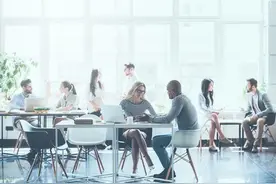 调查显示九成00后毕业生愿意加班~原来他们不想“整顿”职场，而是比前两代人更“卷”了图片