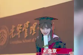 高颜值“女博士”当大学老师，被误会为00后新生，网友：真的像图片