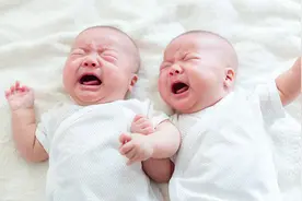 双胞胎男孩，一个“妈妈带”一个“奶奶带”，3年后对比差别明显图片