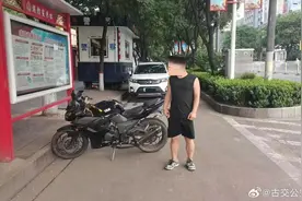 古交交警查获一辆“飙车炸街”改装摩托车。一辆摩托车在道路上急速行驶，尾气声浪较大，有“炸街”嫌疑..图片