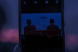 爱是属于勇敢者的奖励，你往前一步，我就小跑着过去。图片