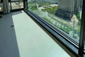 刚装好的落地窗爆了！万万没想到，千分之三的概率砸我头上了！图片