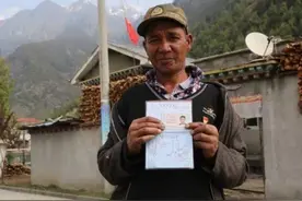 一群外国人逃到中国，加入中国国籍后，高喊：我是中国人我自豪图片