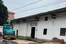 从我这里开始拆！镜坝镇党员干部带头推进土坯房整治！图片