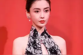 杨颖高调出席时装周，与杨超越同场遭冷落，出事前后待遇差距明显图片