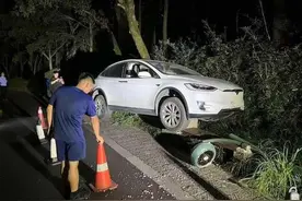 特斯拉“酒驾”车祸：车主副驾坐 Autopilot自己开 责任算谁的？图片