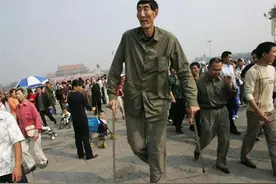 2.36米巨人鲍喜顺：与1.68米妻子不听劝执意生育，今儿子身高多少图片