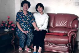 父母倾其所有送出国，女儿失联17年不回家，曹茜为何如此绝情？图片