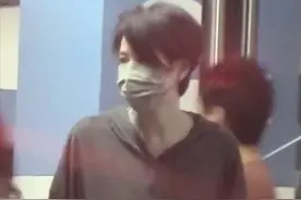 王菲携女儿回国聚会！换造型身材消瘦，17岁李嫣穿吊带身高超170图片