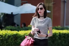 路人街拍，美女穿黑白条纹的短袖T恤，高挑又婀娜图片