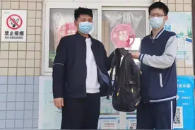 学生乘坐公交丢失书包 热心车长捡到及时归还图片