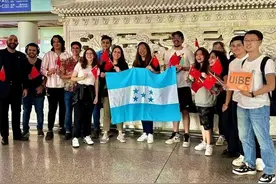 举着五星红旗，洪都拉斯留学生从台湾转学到大陆图片