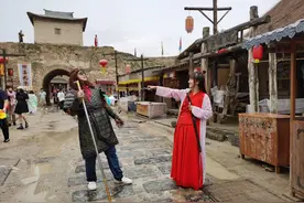 在宁夏镇北堡影城“扮演”紫霞仙子，台湾女记者直呼“很新鲜”图片
