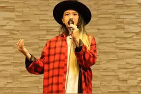 《偏爱》原唱张芸京，曾因星途受阻一度想吞药自杀，如今涅槃重生图片