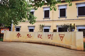 河北一中学强制女生留超短发被纠正：以人为本，不应只是说说而已图片