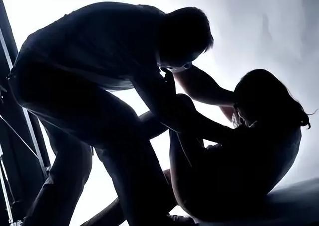 21岁男子洗浴强奸42岁阿姨,期间小伙昏迷,阿姨痛哭我才是受害者