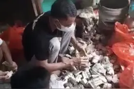 印尼老爷子家中藏满钞票，邻里亲朋寻宝一整天，翻出1亿400万盾！图片