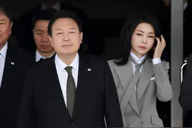 韩第一夫人启程访问日本！穿灰色风衣风光亮相超嫩，学生气质很浓图片