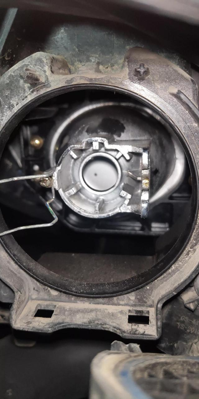 比亚迪速锐维修近光灯，换近光灯泡