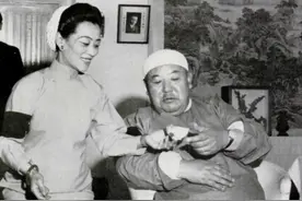 1953年他逃亡美国，随身带走7.5吨黄金，晚年常望着祖国喃喃自语图片