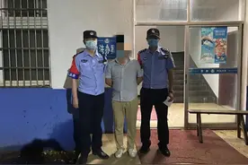 爬围墙进学校，拘！图片