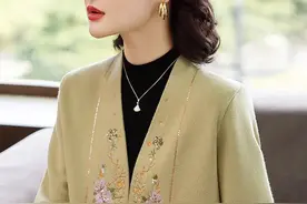 50岁妈妈开春穿“新中式”开衫，减龄又显瘦图片