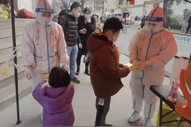 暖身更暖心！郑州9岁男孩拿出一千多元压岁钱买暖宝宝送给医护人员图片