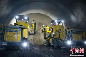 重庆境内最长高速公路隧道全线贯通图片