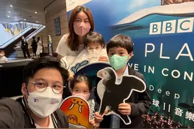 霍启刚郭晶晶带孩子听音乐会，三胎女儿罕见出镜，一家五口好有爱图片
