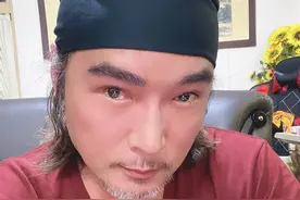 54岁焦恩俊模样大变，留着络腮胡眼神邪气，曾经的古装美男去哪了图片