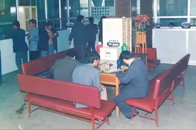 男子搬家带上水泥台，邻居闻到怪味偷偷报警，敲开竟发现5具尸体图片