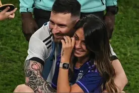 梅西夺冠之夜，央视贺炜解说让人破防了，梅西柔情地把老婆拥入怀图片