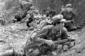 对越反击战，喷火兵距离越军3米扣动扳机，荣立一等功图片