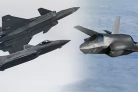 疑似F-35逼近中国领空，多架歼-20起飞迎敌，飞行员竖起大拇指图片