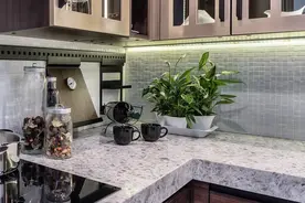 大理石、石英石、不锈钢、实木、岩板，哪一种更适合做厨房台面？图片